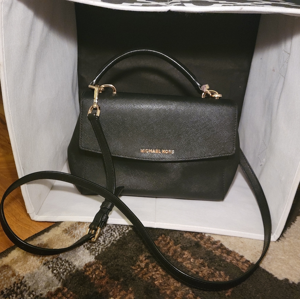 ***AUTHENTIC MICHAEL KORS PURSE***